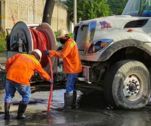 Equipos de succión presión y labores de trasvase se implementaron en el colector Ferrocarril.