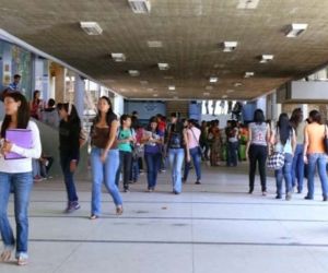 Los profesionales universitarios podrán convalidar su título en Colombia.