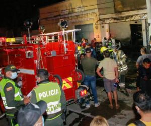 Bomberos en el lugar de los hechos.