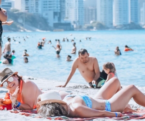 Turistas disfrutando de las playas de El Rodadero.