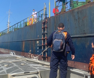 La capitanía de Puerto ha estado atenta a prestarle ayuda a los 15 marineros a bordo del buque carguero.