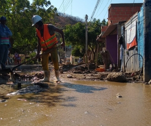 Barrio Paraíso de Santa Marta, inundado tras daños en tuberías del sector. 