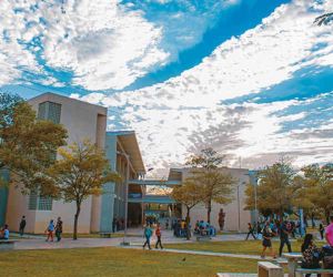 Los estudiantes señalan que se ven perjudicados por las diferencias entre la gobernación y los directivos de la universidad. 