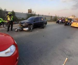 Vehículo arrolla a mototaxista y a joven embarazada.