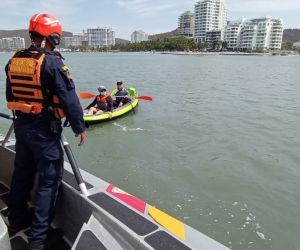 Guardacostas realizando operativos en las playas de Santa Marta y el Rodadero.