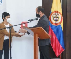 Natalia Jiménez recibiendo el premio