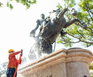 Limpieza al monumento de Simón Bolívar.