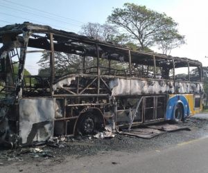 Bus que se incendió, al parecer, por fallas eléctricas.