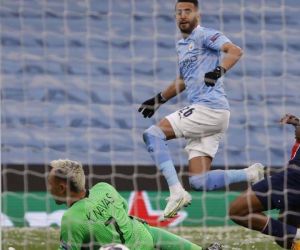 Mahrez definiendo en el primer gol.