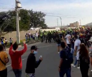 Momento en que manifestantes aplaudieron y se unieron a policías.