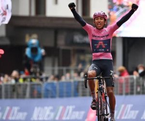 Egan Bernal llegando a la meta.