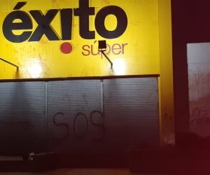 El almacén Éxito de la Avenida del Libertador quedó vandalizado.