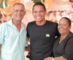 Carlos Bacca junto a sus padres.