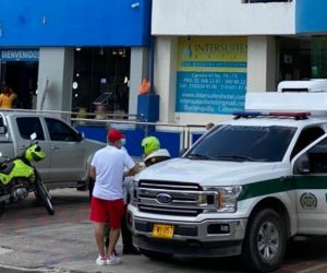 La Policía hizo presencia en el hotel donde hallaron al hombre muerto.