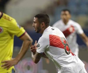 Jugador peruano celebrando el primer gol.