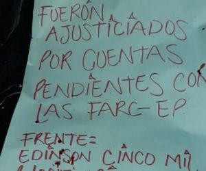 Cartel encontrado junto a las víctimas.