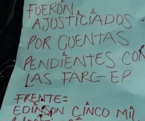 Cartel encontrado junto a las víctimas.