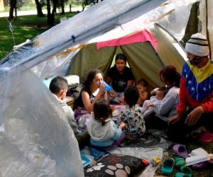 Venezolanos migrantes podrían vacunarse en Colombia.