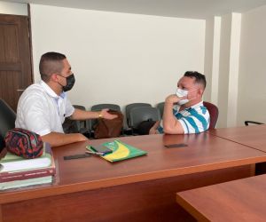 Charles Valero (derecha), reunido con su abogado.