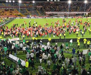 Los hinchas se metieron a la cancha en el estreno de las tribunas.