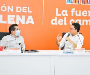 Fernando Ruiz (izq) y Carlos Caicedo hablan durante el encuentro de este viernes.