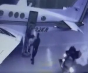 Momento en que el Policía carga la droga en la avioneta.