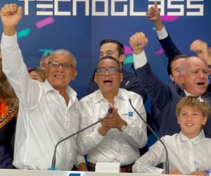 Momento de celebración después de haber tocado la campana en Nasdaq.