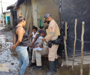 Damnificados reciben atención de emergencia por la creciente del río Cauca.