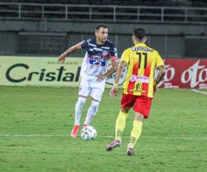 Marlon Piedrahita despejando una llegada de Bryan Castrillón.