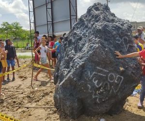 Expertos se acercaron al lugar y tomaron muestras de la piedra.