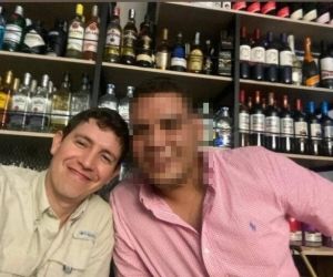 Kike Vives, como lo conocen sus amigos, publicó el post mientras departía con otra persona.