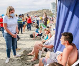 La alcaldesa Virna Johnson recorrió las playas y habló con turistas sobre cómo ha sido su experiencia en la ciudad.