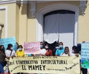 Protesta indígena afuera de la Alcaldía de Santa Marta.