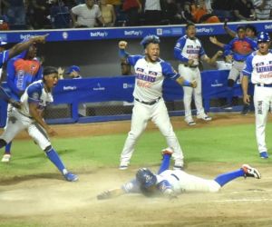 Jugadores de Caimanes celebrando la cuarta carrera.