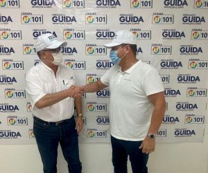 Álex Velásquez saluda al candidato Hernando Guida en la sede de campaña.