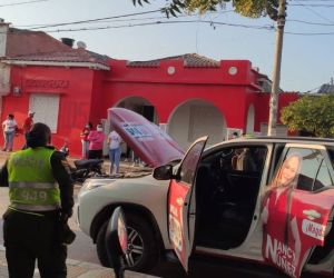 Momento en que las autoridades llegaron al comando de la candidata.