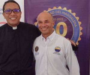 El padre Mario González García y Jean Linero Cueto, vicerrector de extensión de Unimagdalena.