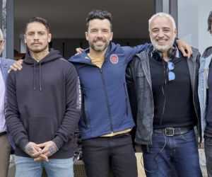 Paolo Guerrero junto con el equipo de producción 