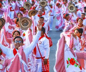 Grupo de personas bailando cumbia