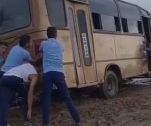 A los estudiantes le tocó empujar el bus. 