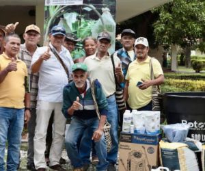 Director de Asbama con pequeños y medianos productores de banano.