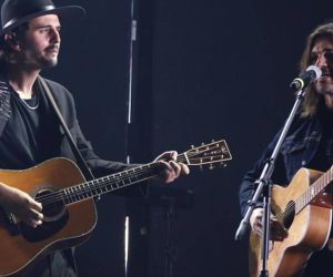 Juanes junto a la banda Morat en un concierto en Medellín.