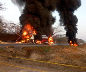 El camión se incineró después del fuerte choque. 