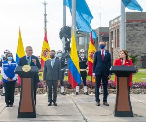 El presidente Duque durante el recibimiento de los biológicos.