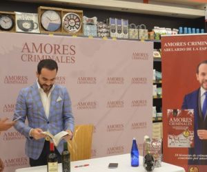 Abelardo de la Espriella en su firma de libros en Santa Marta.