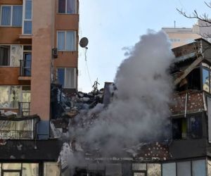 Un edificio fue impactado por un misil. 