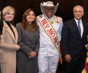 La ministra de Cultura, Angélica Mayolo; la directora de Carnaval SAS, Sandra Gómez; la secretaria de Cultura de Barranquilla, María Teresa Fernández; el Rey Momo 2022, Kevin Torres; el Presidente de la República, Iván Duque y la Reina del Carnaval de Barranquilla 2022, Valeria Charris Salcedo.