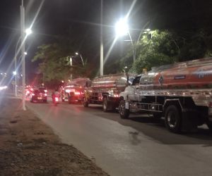 Foto captada por Seguimiento.co, de los camiones abasteciéndose del parque del Agua.