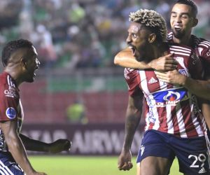 Omar Albornoz celebrando con Daniel Giraldo y Fabián Viáfara.