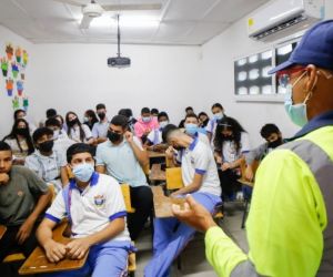 Funcionarios de la UDEP en charla con estudiantes 